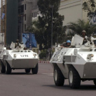 Vehículos blindados de la ONU en Kinshasa.-AP