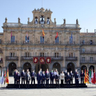 La foto de familia de los presidentes autonómicos, el del Gobierno y el jefe del Estado en la plaza mayor de Salamanca. ICAL