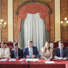 El alcalde, en el centro de la imagen, desarrolló su discurso rodeado de los concejales del equipo de Gobierno.-SANTI OTERO