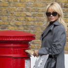 Pamela Anderson posa ante los fotográfos, mientras envía la carta a la primera ministra británica, Theresa Mai.-AP / GRAND POLLARD