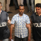 Uno de los supuestos traficantes de personas detenido por la policía italiana.-REUTERS