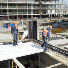 Operarios trabajan en un edificio de obra nueva. ISRAEL L. MURILLO