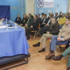 Rico y Lacalle (presidente y secretario provincial del PP, respectivamente), se dirigen a los miembros de la junta directiva.-SANTI OTERO