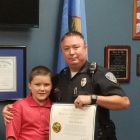 Jody Thompson y su hijo adoptivo John en una imagen del Facebook.-FACEBOOK