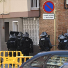 Los Mossos d'Esquadra entran en la finca en la que residía el atacante de la comisaría de Cornellà, este lunes. /-JORDI COTRINA