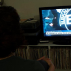 Una mujer mira en televisión la noticia sobrela disolución de ETA, este miércoles.-REUTERS