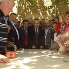 El alcalde de Briviesca, Marcos Peña, prueba suerte en el juego de la taba bajo la atenta mirada del público.-G.G.