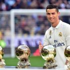 Cristiano Ronaldo posa en el Bernabéu con sus cuatro Balones de Oro el pasado mes de enero. /-AFP / GERARD JULIEN