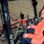 La consejera de Agricultura y Ganadería,Milagros Marcos, durante su visita de ayer a Quintanilla del Agua.-ICAL