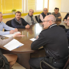 Gema Conde explica a los vecinos las posibles actuaciones en la reunión que se celebró en la sede de la Policía Local.-ISRAEL L. MURILLO