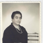 La maestra de Villamanín en una imagen junto a su creación.-ROSA MILLÁN GARCÍA