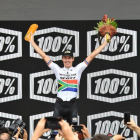 Daryl Impey, en el podio, tras su victoria.-EPA/ AP