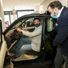 El presidente de Invicta, Julián Alonso, explica los detalles de uno de los vehículos eléctricos en exposición al alcalde de Burgos, Daniel de la Rosa. FOTOS: TOMÁS ALONSO