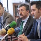 Sancho y Martínez flanquean a Tomás Fisac, vicepresidente de la Fundación Caja Rural, ayer.-ISRAEL L. MURILLO