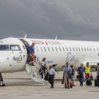 Un grupo de pasajeros desciende del avión en el aeropuerto de Villafría.-SANTI OTERO