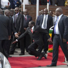 El presidente de Zimbabue Robert Mugabe tropezando tras un discurso este lunes en un aeropuerto en su país.-Foto: AP PHOTO