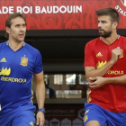 Julen Lopetegui y Gerard Piqué saltan al césped del estadio Rey Baldunio antes del entrenamiento de este miércoles.-SERGIO BARRENECHEA / EFE