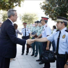 El conseller de Interior, Joaquim Forn, saludando a los cuerpos policiales en Cambrils (Tarragona) tras los atentados.-ROGER SEGURA / ACN