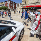 El sacerdote, acompañado por el presidente de Abutaxi, Sabiniano Cartón, bendijo una decena de taxis en la plaza del Rey San Fernando. SANTI OTERO