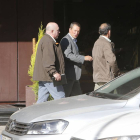Ángel Viadero a su llegada a Burgos junto a su representante Antxon Mujika (izquierda) y otro acompañante.-RAÚL G. OCHOA