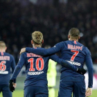 Neymar y Mbappe después del gol que marcó el exdelantero del Monaco al Lille en París.-AFP / VAN DER HASSELT