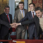 Los responsables de FundaciónCaja Burgos, Diputación, Ayuntamiento y de la entidad organizadora sellan el acuerdo.-RAÚL G. OCHOA
