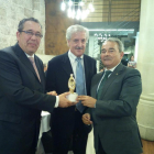 José María Peña Cebrecos y Antonio Vázquez recogen el premio de manos del presidente del Colegio Oficial de Aparejadores y Arquitectos Técnicos de Burgos-ECB