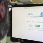 Un hombre consulta la página web de la Gerencia de Servicios Sociales para informarse de los trámites.-RAÚL G. OCHOA