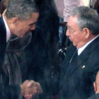 Obama y Raúl Castro, el año pasado en el funeral de Mandela.-Foto: EL PERIÓDICO