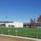 El polideportivo, situado junto al campo de fútbol, encara los últimos remates para abrir sus puertas el sábado y entrar en funcionamiento a partir del lunes.-ECB