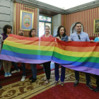 Miembros de Chrysallis, del colectivo LGTB y representes políticos, ayer, con la bandera en el Salón de Plenos.-RAÚL G. OCHOA