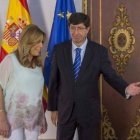 La socialista Susana Díaz y el líder de Ciudadanos en Andalucía, Juan Marín, tras rubricar el pacto que garantiza la investidura.-Foto: EFE / JULIO MUÑOZ