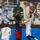 AntonMaresch deja la bandeja por encima de Mbaye, ayer.-VÍCTOR SALGADO / FCB