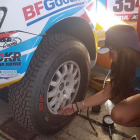 Cristina Gutiérrez revisa los últimos detalles del coche, ayer, en Lima.-TWITTER / @CRIS_TORTU