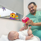 El doctor realiza una exploración a un bebé en su consulta del Hospital Universitario de Burgos.-ISRAEL L. MURILLO