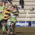 James Devlin transmite el oval en el último partido.-SANTI OTERO