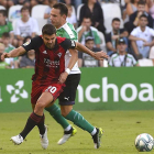 Alexander González intenta progresar con el balón en un lance del partido disputado ayer en Santander.-LALIGA