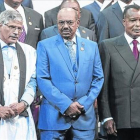 Omar al Bashir (en el centro), en la foto con los líderes africanos en la cumbre de la UA, en Johannesburgo.-AFP / GIANLUIGI GUERCIA