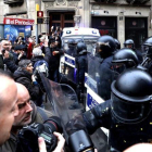 Manifestantes forcejean con mossos ante la Delegación del Gobierno en Cataluña.-ROBERT RAMOS