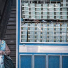 Una mujer sale de una administración de lotería en las Rambles de Barcelona.-Foto: JOAN CORTADELLAS