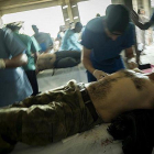 Los francotiradores y las bombas trampa son los mayores peligros para los que combaten al Estado Islámico en Sirte.-RICARDO GARCIA VILANOVA