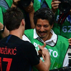 El goleador croata Mario Mandzukic se disculpa ante el fotógrafo salvadoreño Yuri Cortez, tras la celebración del segundo gol croata.-AFP / MLADEN ANTONOV