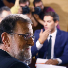 El presidente del Gobierno en funciones y líder del PP, Mariano Rajoy, en la firma del pacto de investidura con el jefe de Ciudadanos, Albert Rivera.-AGUSTÍN CATALÁN