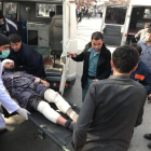 Evacuación de una víctima del atentado en el centro de Kabul.-/ JAWAD JALALI (EFE)