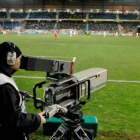 Un cámara de una cadena de televisión toma imágenes durante un partido de fútbol.-ARCHIVO