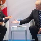 Trump (derecha) y Peña Nieto, en un encuentro durante la cumbre del G-20 en Hamburgo, el 7 de julio.-AP / SAUL LOEB