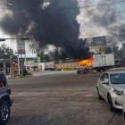 Vehículos incendiados durante un enfrentamiento de grupos armados con las fuerzas federales en Culiacán,  en el estado mexicano de Sinaloa.-EFE