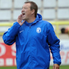 Ángel Viadero da instrucciones a sus jugadores durante el partido del pasado domingo frente al Compostela.-ISRAEL L. MURILLO