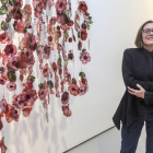 Paloma Navares, junto a una de las piezas de 'Te pregunto, ¿son mariposas?'.-Santi Otero