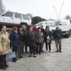 Miembros de la Asociación de Amigos del Pueblo Saharaui junto a la caravana de ayuda humanitaria.-RAÚL G. OCHOA